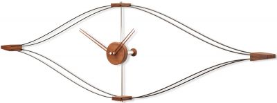 Detailaufnahme der modernen Nomon Look Wanduhr mit Holzdetails und filigranem Drahtdesign.